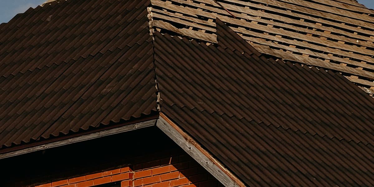 Couvreurs en intervention de réparation sur une toiture